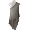 Ponco rajut sheer warna cokelat tua/perunggu, desain one shoulder asimetris dari belakang, bohemian knitwear.