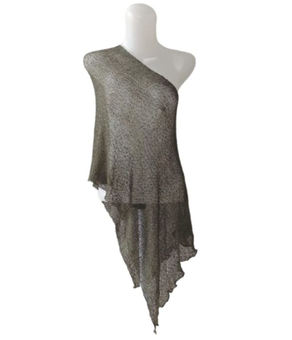 Ponco rajut sheer warna cokelat tua/perunggu, desain one shoulder asimetris dari depan, bohemian knitwear.