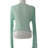Crop top rajut wanita lengan panjang, warna mint hijau muda, detail ruffle di pinggir.