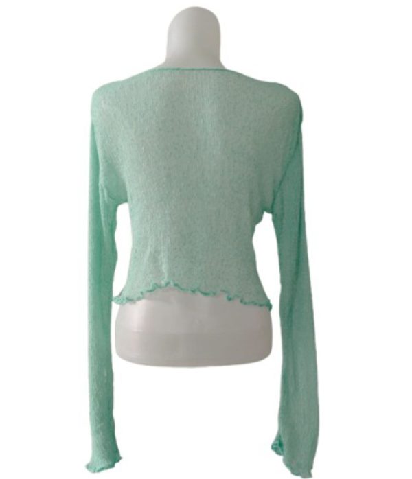 Crop top rajut wanita lengan panjang, warna mint hijau muda, detail ruffle di pinggir.