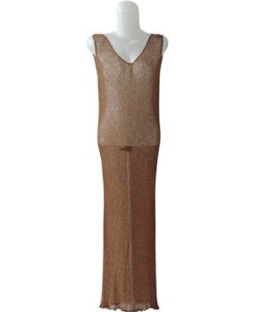 Maxi dress rajut singlet panjang, warna perunggu/coklat keemasan, V-neck, dan punggung rendah (low-cut back).