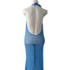 Maxi dress rajut halter neck biru terang, potongan punggung sangat rendah (deep cowl back), gaya transparan.