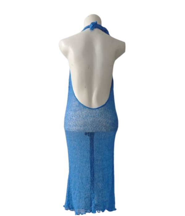 Maxi dress rajut halter neck biru terang, potongan punggung sangat rendah (deep cowl back), gaya transparan.