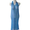 Maxi dress rajut halter neck biru terang, potongan punggung sangat rendah (deep cowl back), gaya transparan.