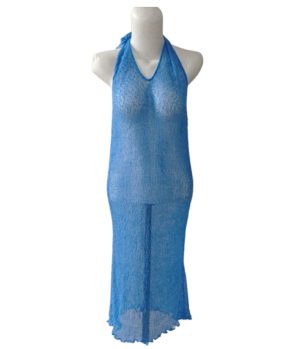 Maxi dress rajut halter neck biru terang, potongan punggung sangat rendah (deep cowl back), gaya transparan.