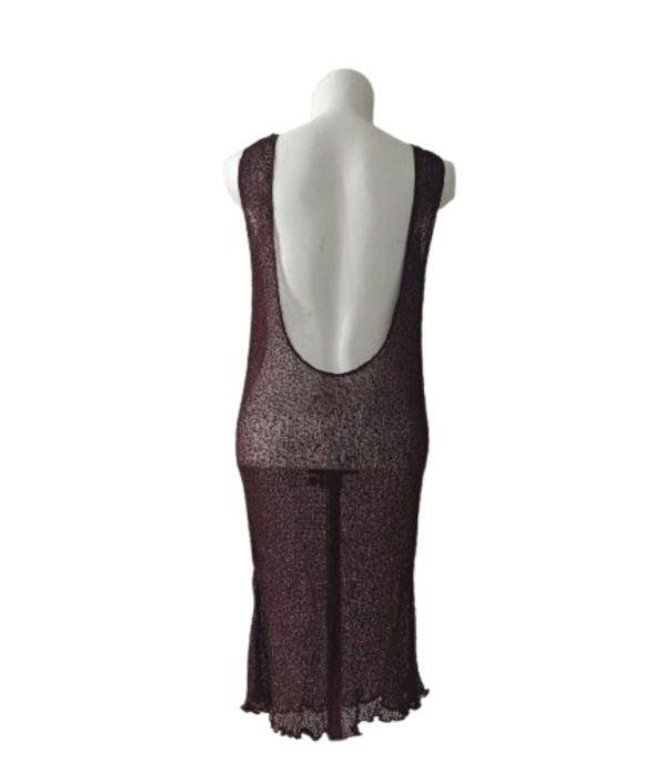 Midi dress rajut singlet pendek, warna maroon/merah gelap, low-cut scoop back, gaya transparan.