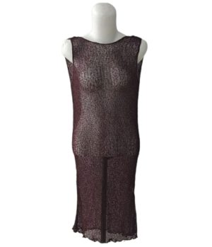Midi dress rajut singlet pendek, warna maroon/merah gelap, low-cut scoop back, gaya transparan.