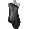 Ponco rajut wanita sheer warna hitam , desain one shoulder asimetris, potongan bergelombang.