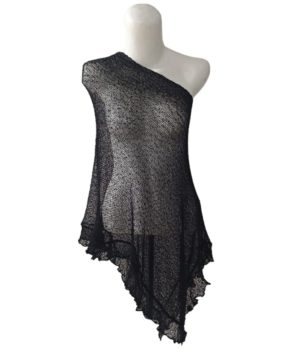 Ponco rajut wanita sheer warna hitam , desain one shoulder asimetris, potongan bergelombang.