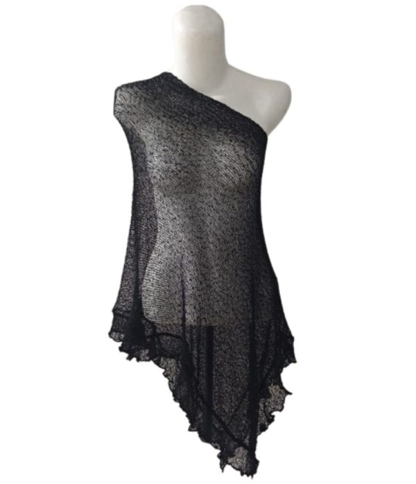 Ponco rajut wanita sheer warna hitam , desain one shoulder asimetris, potongan bergelombang.