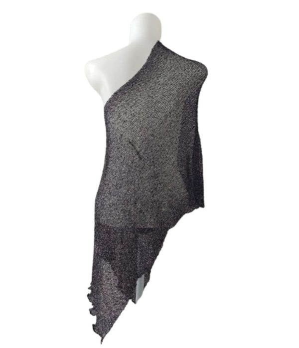Ponco rajut metalik sheer warna hitam keunguan, one shoulder asimetris, potongan panjang bergelombang.
