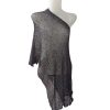 Ponco rajut metalik sheer warna hitam keunguan, desain one shoulder asimetris, potongan panjang bergelombang.