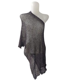 Ponco rajut metalik sheer warna hitam keunguan, desain one shoulder asimetris, potongan panjang bergelombang.