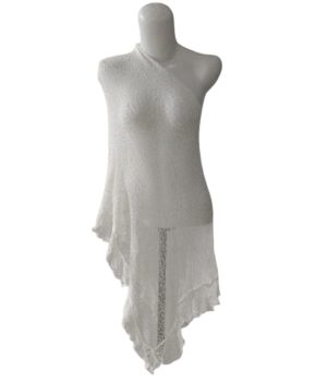 Ponco rajut sheer warna putih gading, desain one shoulder asimetris, potongan panjang bergelombang.