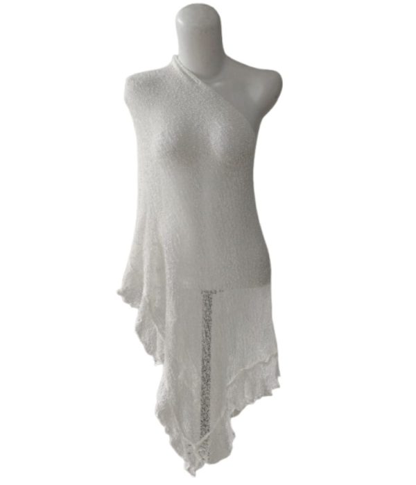 Ponco rajut sheer warna putih gading, desain one shoulder asimetris, potongan panjang bergelombang.