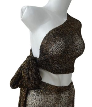 Scarf rajut metalik warna cokelat emas, digunakan sebagai tie-front crop top atau shrug asimetris.