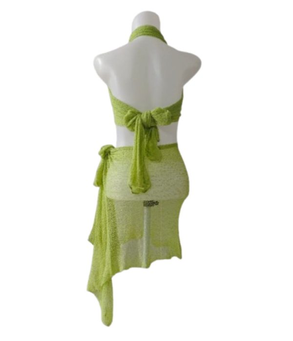 Scarf rajut sheer warna hijau limau (lime green), digunakan sebagai tie-front crop top dengan tali ikat pita di belakang, bohemian resort wear.