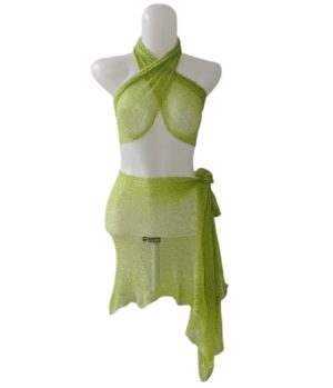 Scarf rajut sheer warna hijau limau (lime green), diikat sebagai halter neck crop top dan mini skirt asimetris.