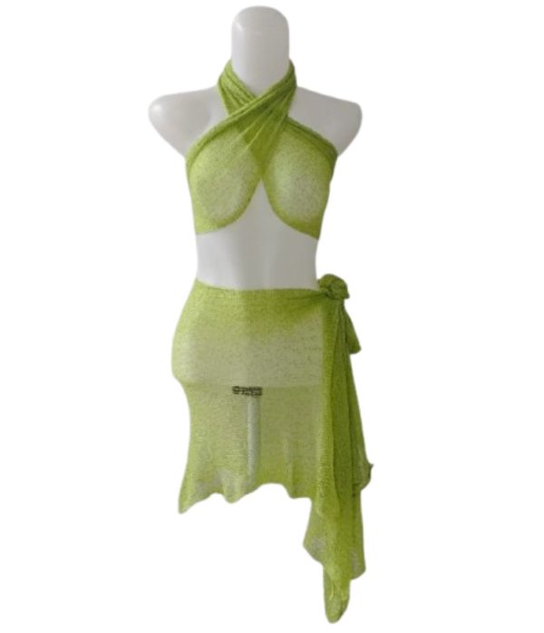 Scarf rajut sheer warna hijau limau (lime green), diikat sebagai halter neck crop top dan mini skirt asimetris.