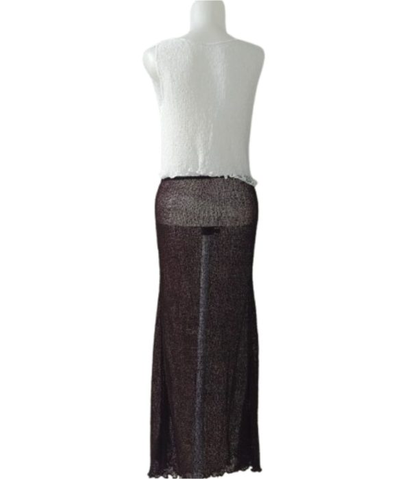 Setelan rajut transparan (sheer) singlet crop top putih dan rok maxi panjang cokelat/merah anggur, dilihat dari belakang.