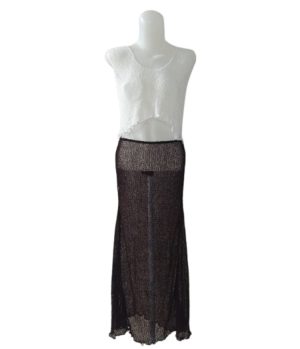Setelan rajut transparan (sheer) singlet crop top putih dan rok maxi panjang cokelat/merah anggur, dilihat dari depan.