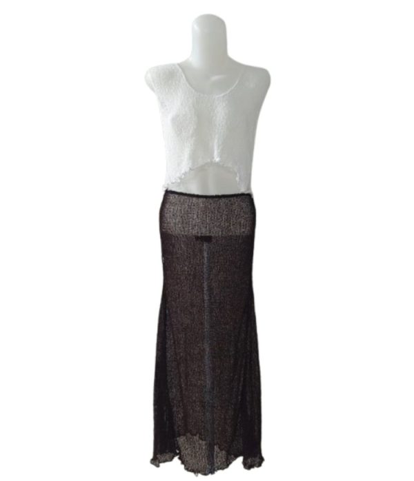 Setelan rajut transparan (sheer) singlet crop top putih dan rok maxi panjang cokelat/merah anggur, dilihat dari depan.