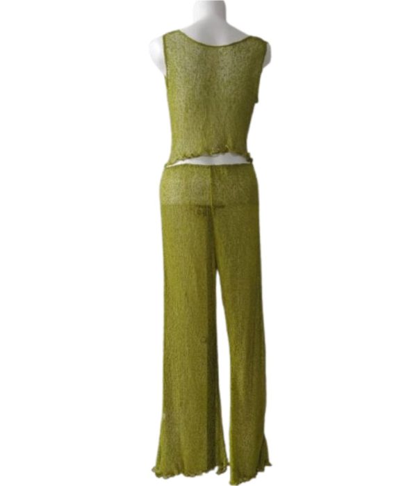 Setelan rajut transparan (sheer) singlet crop top dan celana panjang wide leg hijau limau/zaitun, dilihat dari belakang.