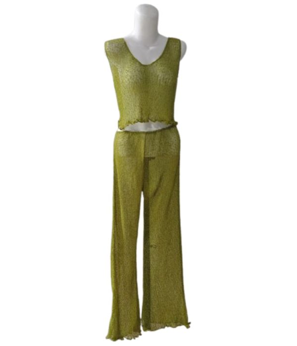 Setelan rajut transparan (sheer) singlet crop top V-neck dan celana panjang wide leg hijau limau/zaitun, dilihat dari depan.