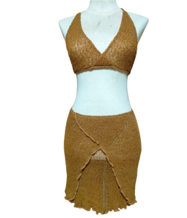 Set bikini rajut halter neck cokelat emas dengan mini skirt transparan model lilit asimetris (wrap skirt), sheer knit set.
