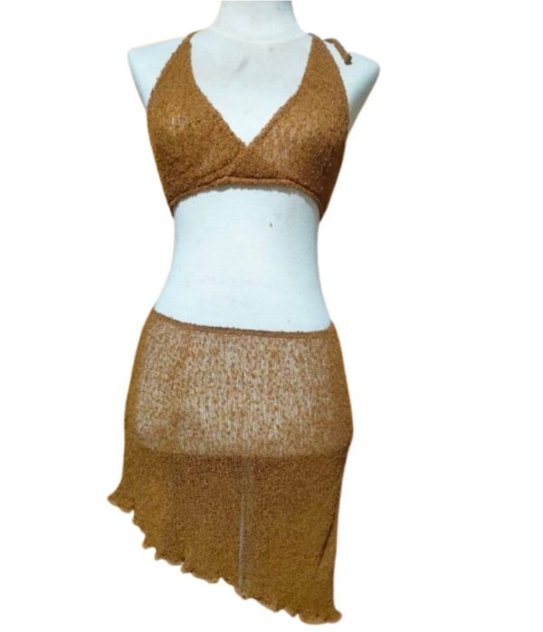 Set bikini rajut halter neck cokelat emas dengan mini skirt transparan potongan miring (asymmetrical hem), sheer knit set.
