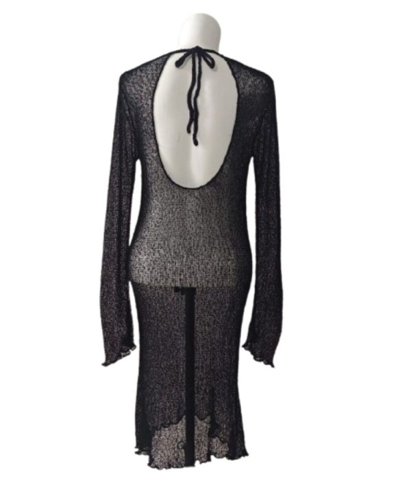 Gaun midi rajut sheer lengan panjang hitam dengan punggung terbuka lebar (open back) dan tali ikat di leher, beach cover-up.