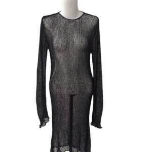 Gaun midi rajut sheer lengan panjang hitam dengan leher bundar (round neck), beach cover-up elegan.