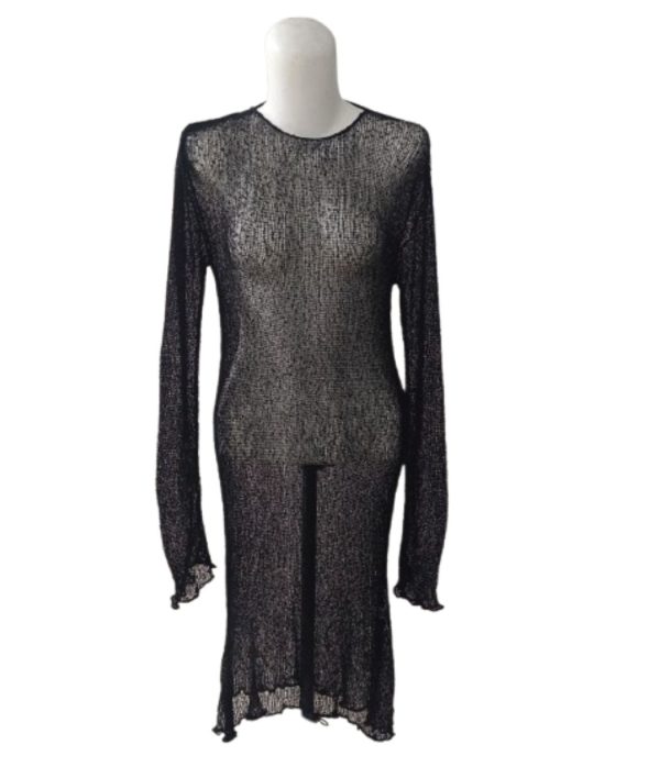 Gaun midi rajut sheer lengan panjang hitam dengan leher bundar (round neck), beach cover-up elegan.