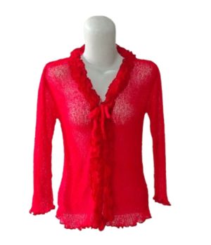 Atasan rajut sheer lengan panjang merah dengan V-neck dan detail frill (kerutan) vertikal dan tali ikat di dada.